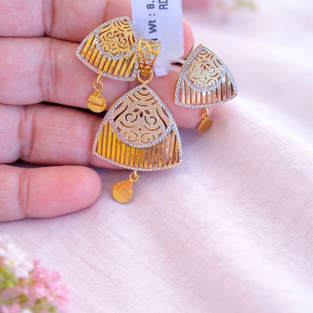 Sunehri Petal Pendant Set